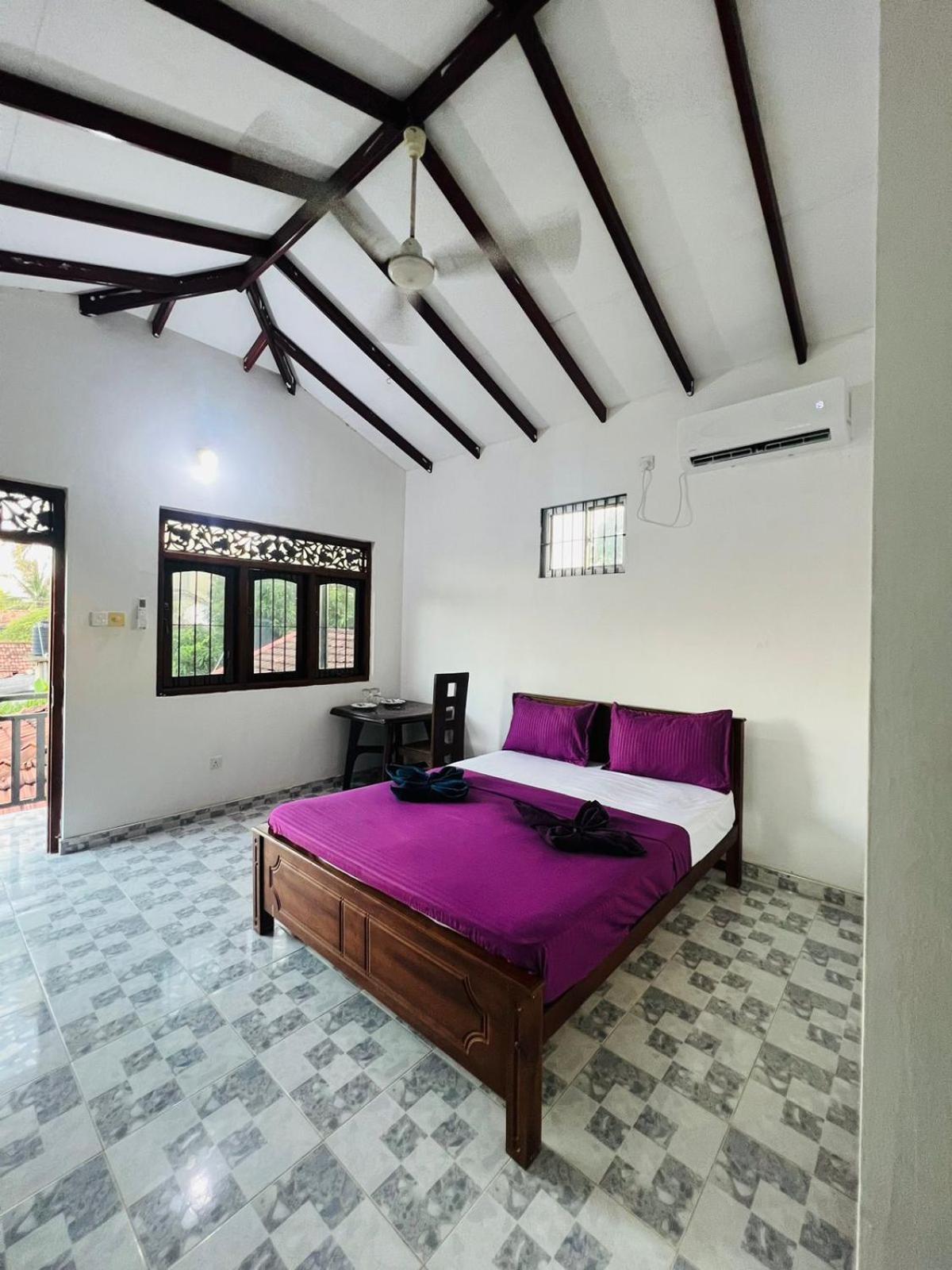 Honey Beach Hostel Негомбо Екстериор снимка