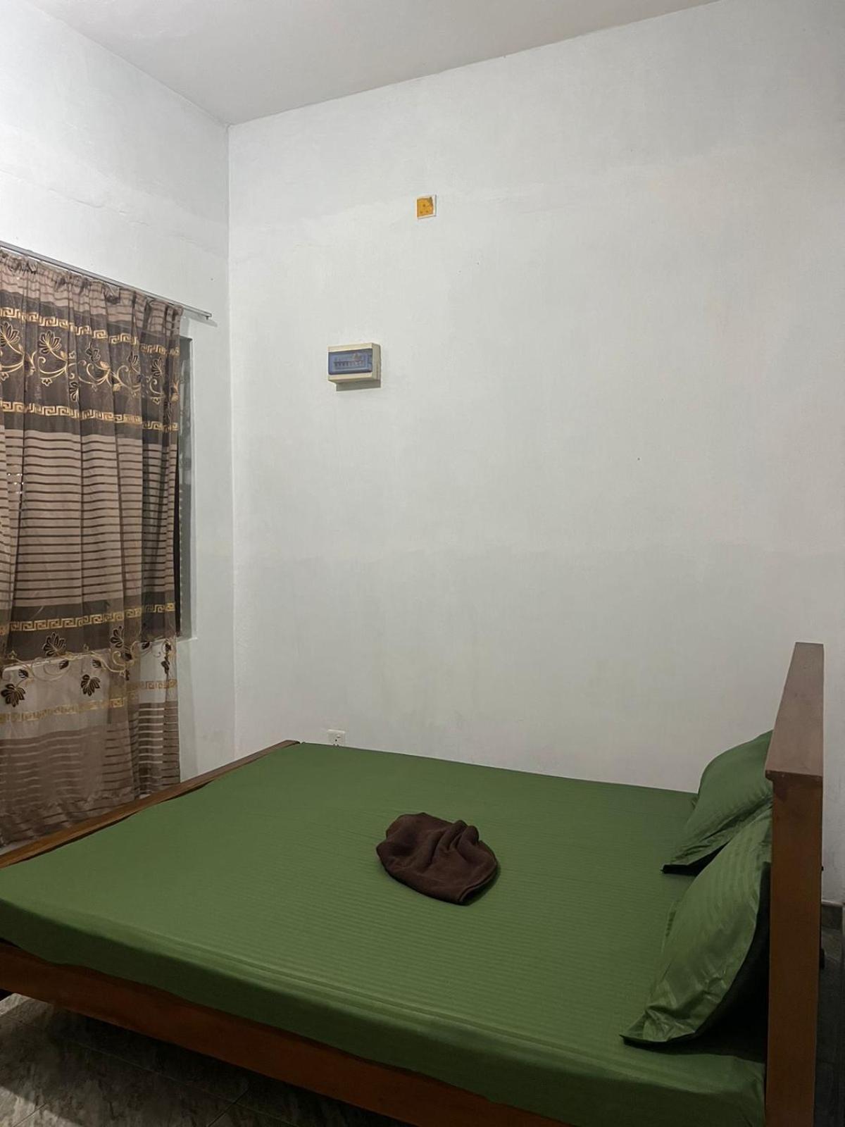 Honey Beach Hostel Негомбо Екстериор снимка