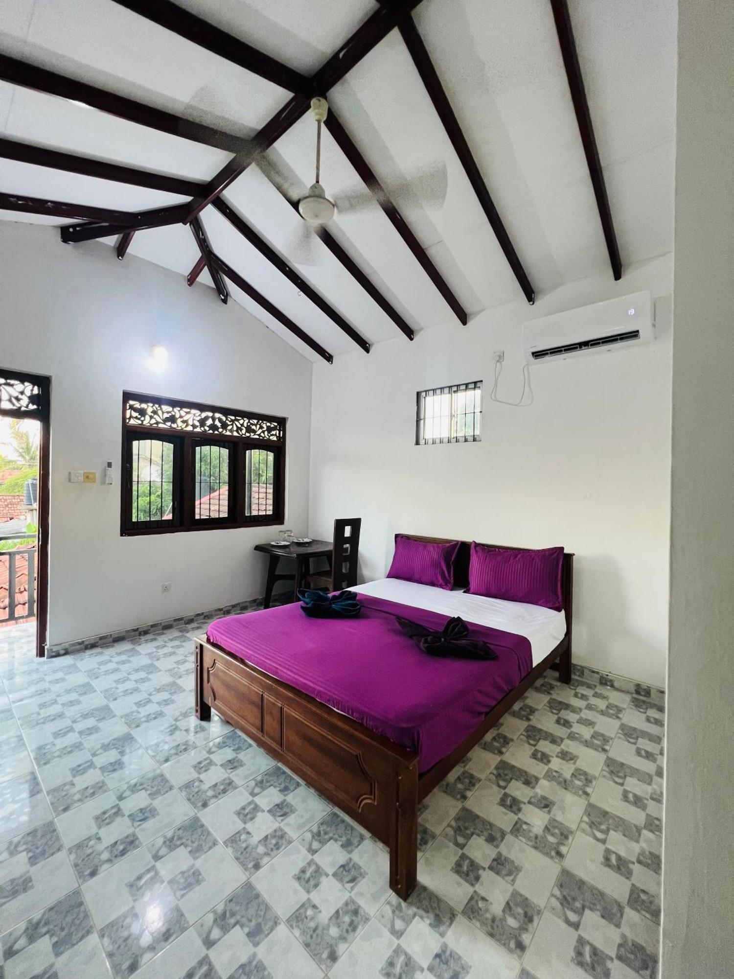 Honey Beach Hostel Негомбо Екстериор снимка