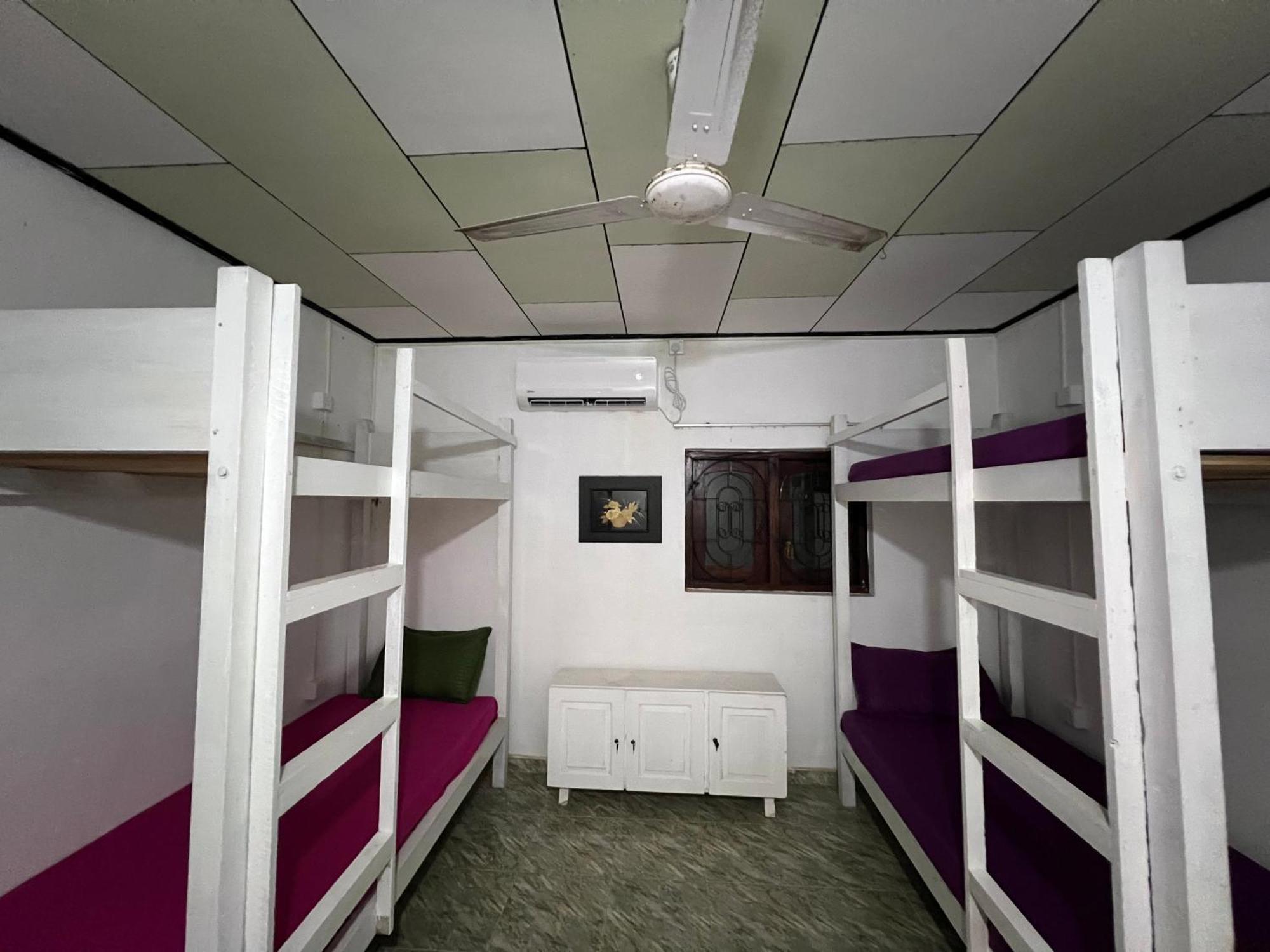 Honey Beach Hostel Негомбо Екстериор снимка