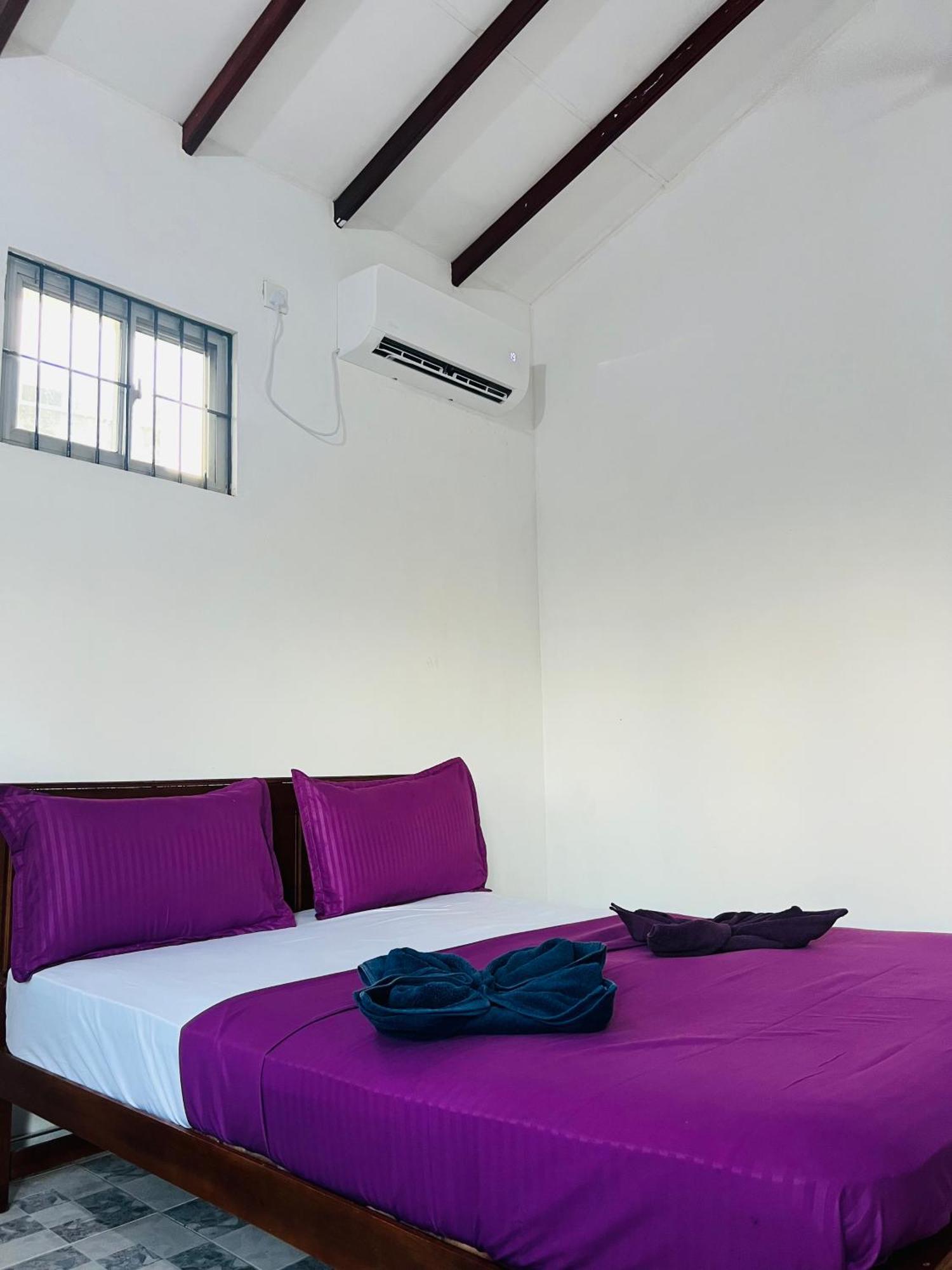 Honey Beach Hostel Негомбо Екстериор снимка