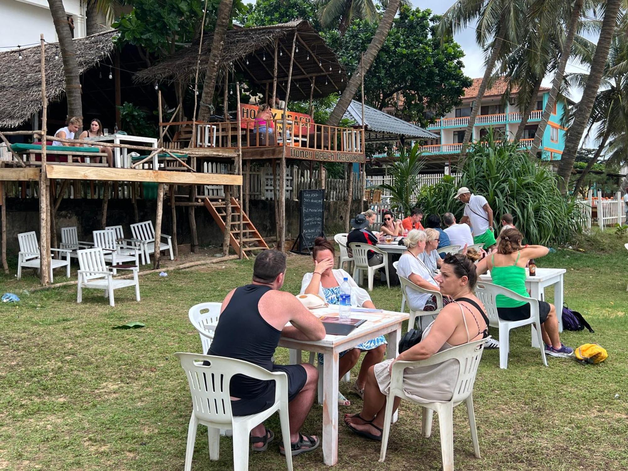 Honey Beach Hostel Негомбо Екстериор снимка