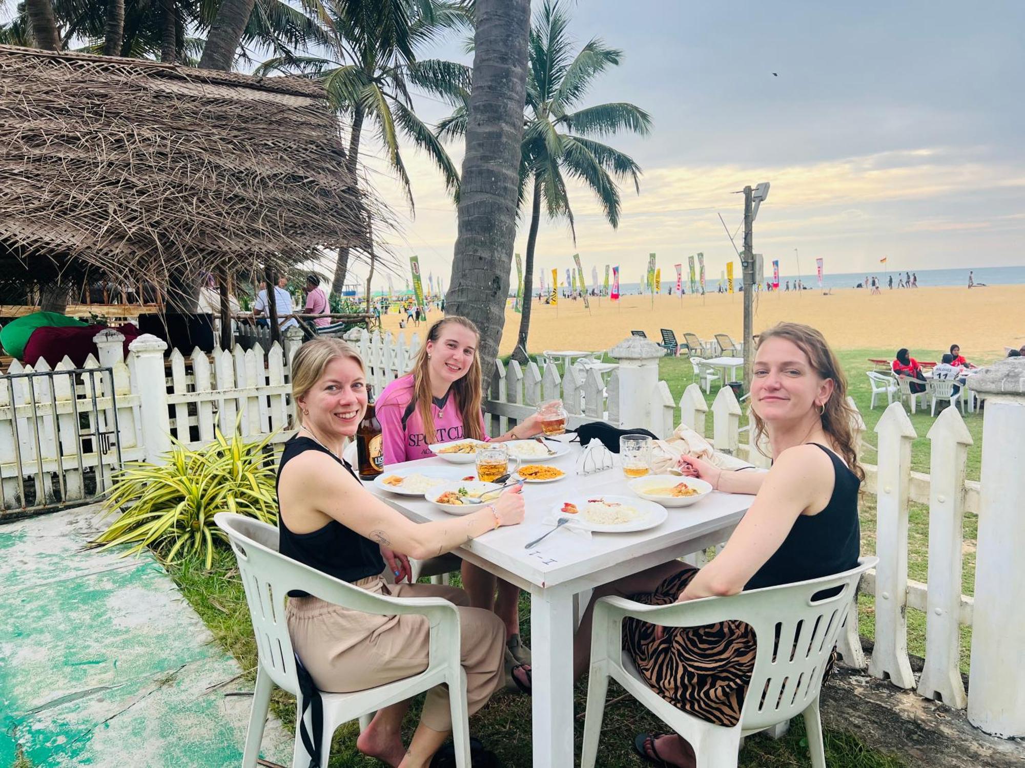 Honey Beach Hostel Негомбо Екстериор снимка